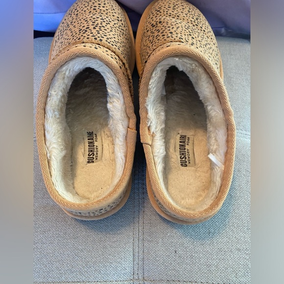 Cushionaire faux shearling clog - Picture 6 of 7